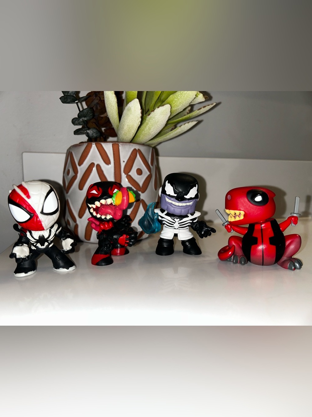 Funko Marvel Mystery Minis Lot of 4 Venom Spider-Man Deadpool Thanos Dinopool